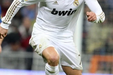 Download Cristiano Ronaldo Dribbling Wallpapers For iPhone 4