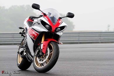 YAMAHA R1 50EME ANNIVERSAIRE.jpg