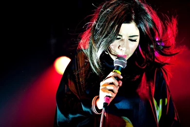 Marina And The Diamonds Blonde Face Microphone Concert Wallpapers ...