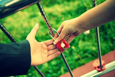 Love Couple Lock Together ForeverHD Wallpapertec