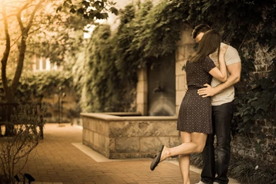 Couple Kiss 1920x1200.jpg