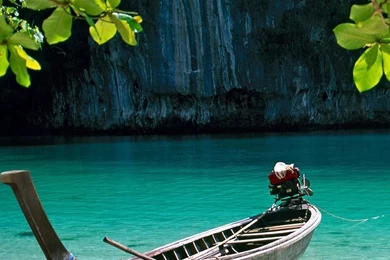 Boat at the sea side LG HD Mobile Wallpaper.jpg