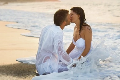 Romantic Couple Kiss At The Beach Love HD Desktop Wallpapers ...