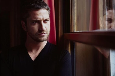 Gerard butler gerard butler wallpaper 9fab27c1af40a83674d090388e49e92e large 26289.jpg