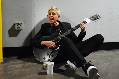 Ellen DeGeneres Playing Guitar   1024x768   Wallpapers