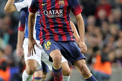 Sergio Busquets Wallpaper kick ball.jpg