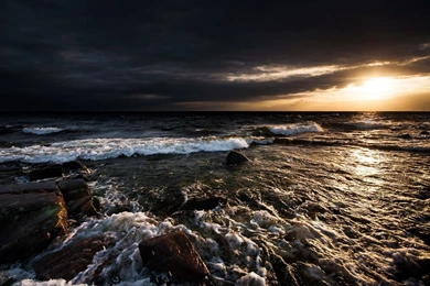 Daily Wallpaper: Stormy Waterscape