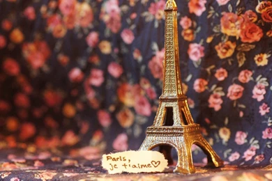 Eiffel Tower Statue.jpg