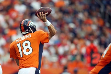 Download Peyton Manning Broncos Throwing NFL Wallpapers HD ...