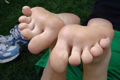 Download Green Feet Wallpapers 1280x960