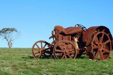 Tractors Rusted Tractor Iskin Co Uk   1366x768 IWallHD   Wallpapers HD