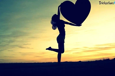 Girl_holding_a_big_heart 1152x720.jpg
