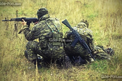 394244_soldaty_kamuflyazh_ak_pomoshh_1920x1200_www.Gde Fon.com.jpg