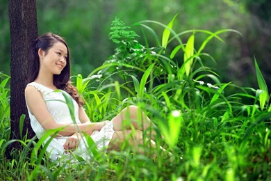 Girl In The Grass HD Wallpapers