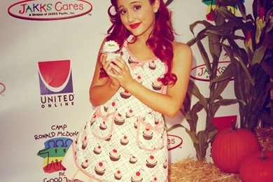 Download Ariana Grande Holding A Cupcake Wallpapers For IPad