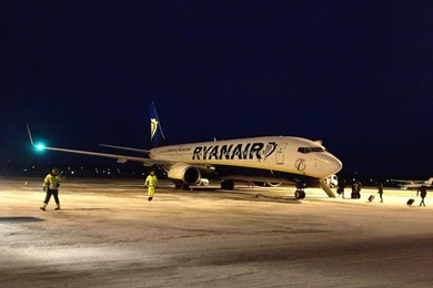 File:Ryanair Boeing 737 800 At Rygge Airport.JPG   Wikimedia Commons