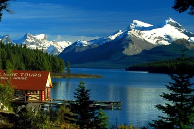 Jamaica Boat House Am Maligne Lake Jasper Np Alberta Canada Hd ...