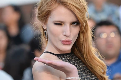 Bella Thorne Kiss Wallpaper.jpg