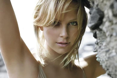 Hd charlize theron hot wallpapers hot b4454d02eb787115ce649948b75fb5e4 large 54444.jpg