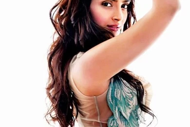 Download Sonam Kapoor Goes De glam In 'Dolly Ki Doli' Seen Here ...