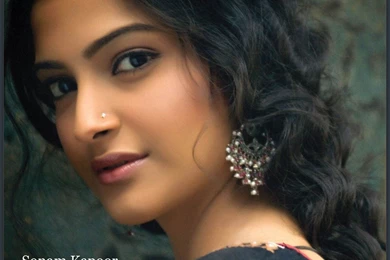 BOLLYWOOD LIFE: SONAM KAPOOR HOT CUTE NAVEL SHOW BIKINI SHORT ...