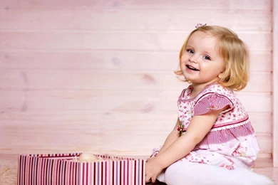 Smiling Cute Girl Gift Hd Wallpapers