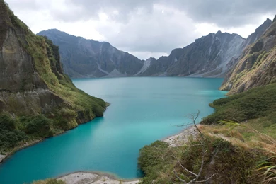 HD Pinatubo Crater Lake Wallpapers.jpg
