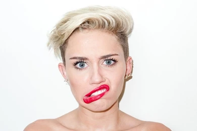 Miley Cyrus Caught Lip Locking With Vicky Secret Model —