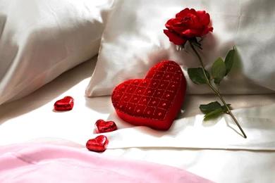 Valentine's Day Romantic Red Rose And Heart Shaped Candy Box With ...