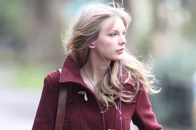 Taylor Swift Visiting the London ZOO 015.jpg
