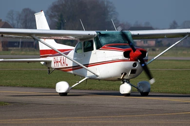 File:Cessna 172 PH KAC At Teuge 07March2009.jpg   Wikimedia Commons