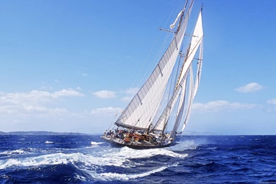 MAGNIFICENT RACING YACHT ON THE HIGH SEAS WALLPAPER   (