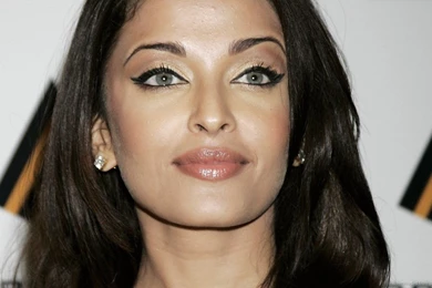 Download 1366x768 Aishwarya Rai Cleavage Wallpapers