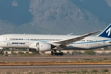 Boeing 787 dreamliner landing.jpg