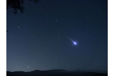 Lone Shooting Star 4K Wallpapers