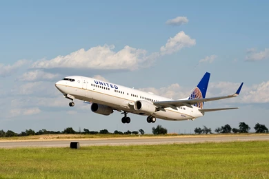 United Airlines Boeing 737 900 Takeoff