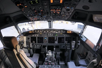 Boeing_737 900_cockpit.jpg