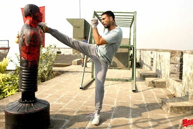 Akshay Kumar Stunt In Brothers Movie HD