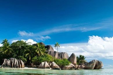 Top 10 Best Nature Scene HD wallpaper 01 beautiful island in water Download.jpg