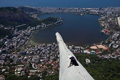 Construction Workers Repair Rio De Janeiro's Christ The Redeemer ...