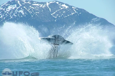 UFOdB.com Free UFO Wallpapers   AUTEC UFO USO Coming Out Of The Water