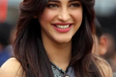 Shruti Hassan Cute Smile HD Wallpapers