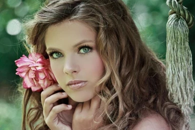 Pretty Girl With Brown Hair Green Eyes   Wallpaper.