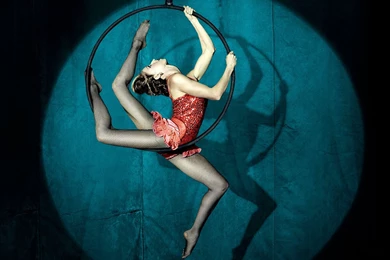 Freaky Circus Performance With 3 Legs American Horror Story ...