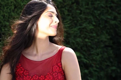 Sonam Kapoor Cute Smiling Hd Wallpapers