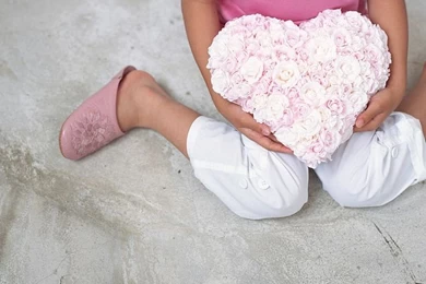 Little Girl Holding Heart shaped Bouquet Photo 17   Wallcoo.net
