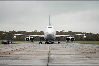 2007 Volkswagen Touareg Tows Boeing 747   Front Far Away ...
