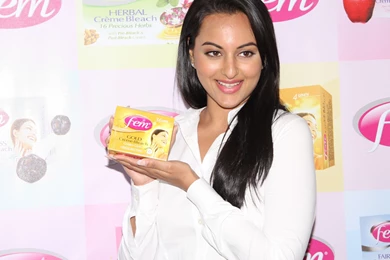Hot Actress Sonakshi Sinha In Fem Ads Wallpapers