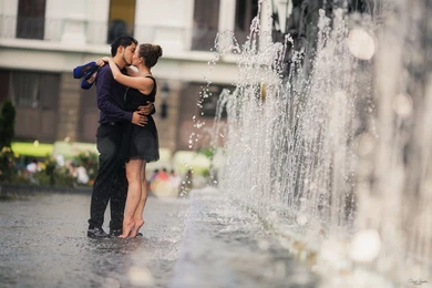 Love Romance Cuple Kiss Embrace Hug Drops Fountain Mood Wallpapers ...