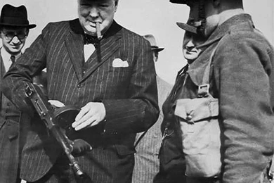 Winston+Churchill+with+a+Tommy+Gun+during+an+inspection+near+Harlepool,+1940.jpg